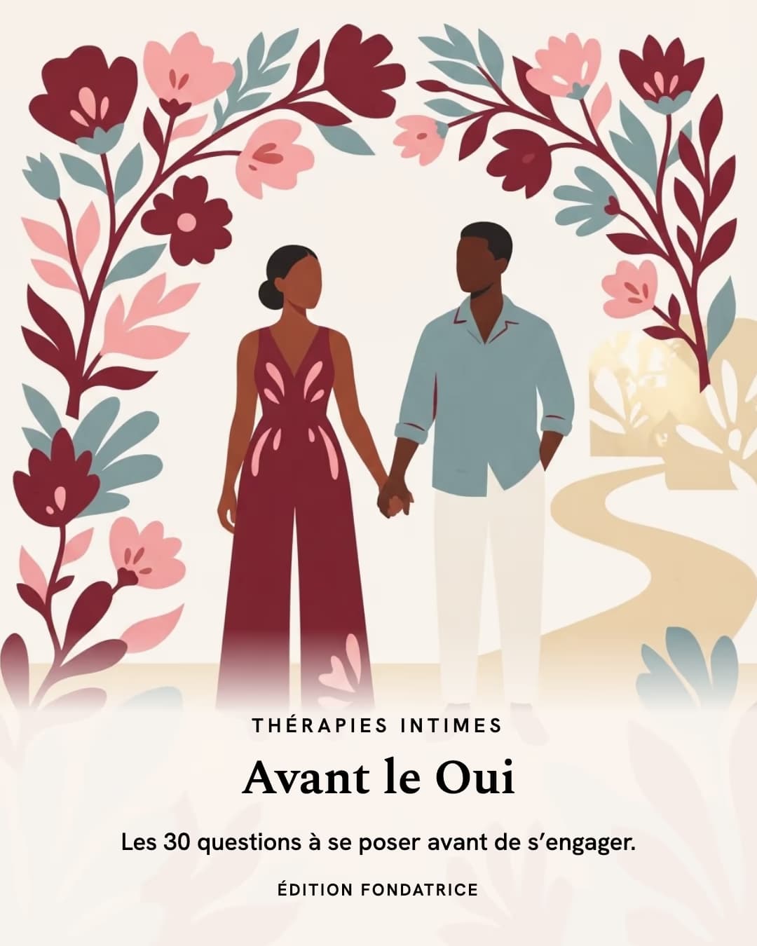 Un couple main dans la main sous une arche de fleurs, un chemin qui s'éloigne derrière eux. Titre : Avant le Oui.
